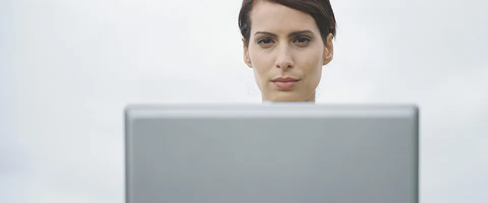 Frau sitzt vor Laptop