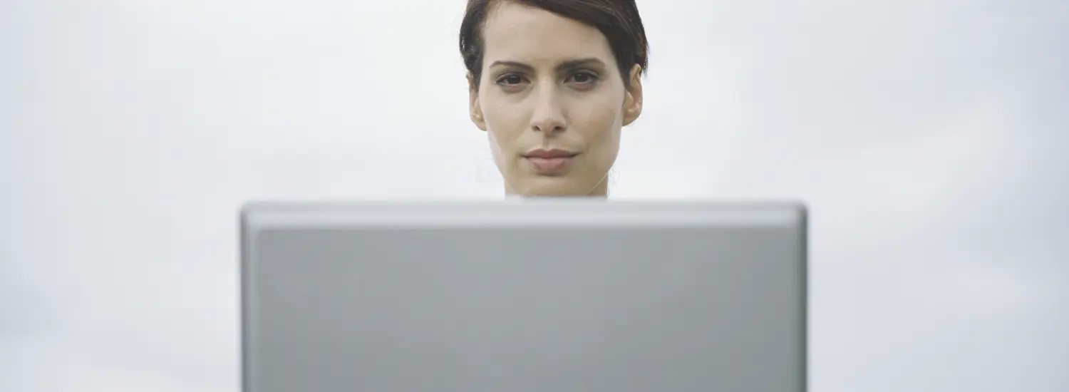 Frau sitzt vor Laptop