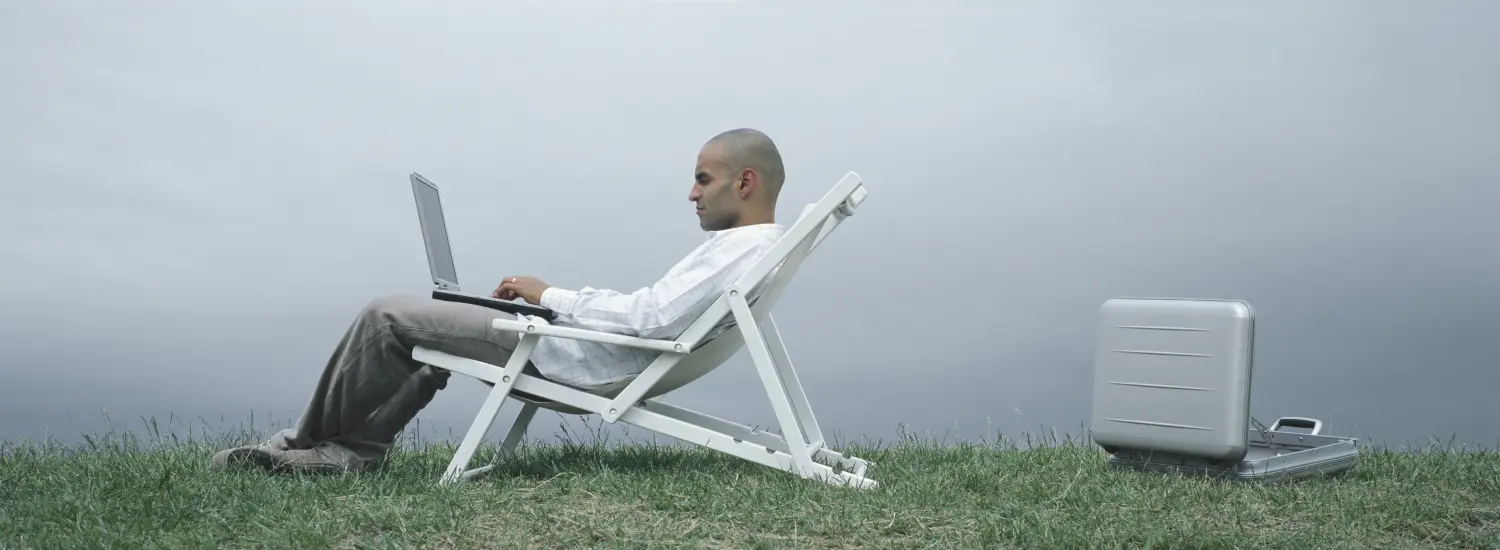man sitting on a couch and working on laptop- Roosevelt & COMPAGNIE GmbH